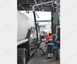 Terminal / Gantry: TW-Schlauchleitungen zur Untenbeladung von Tankwagen Terminal / Gantry: TW-Schlauchleitungen zur Untenbeladung von Tankwagen