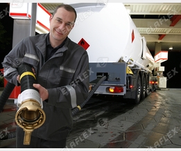 Kraftstoffanlieferung an der Tankstelle