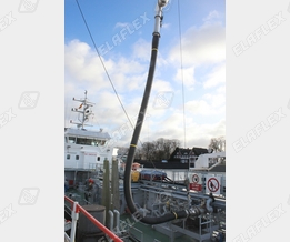 SBS 250 - Marine Lade- und Löschschläuche mit einvulkanisiertem Stahlstutzen SBS 250 - Marine Lade- und Löschschläuche mit einvulkanisiertem Stahlstutzen